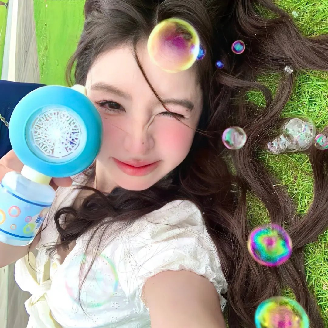 夏日天空的那匹红马